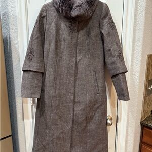 Sophisticated Women's Gray Trench Coat with Fur Collar